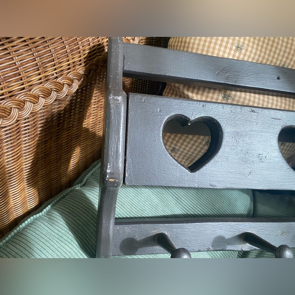 Vintage Cottagecore wooden heart trinket shelf with peg hooks - Picture 10 of 11